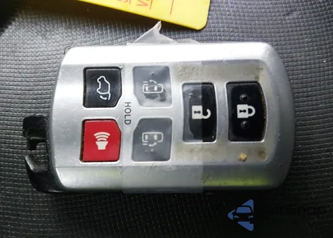 2016 Toyota Sienna Se 8 Passenger z USA, uszkodzony, nr VIN 5TDXK3DC0GS710053